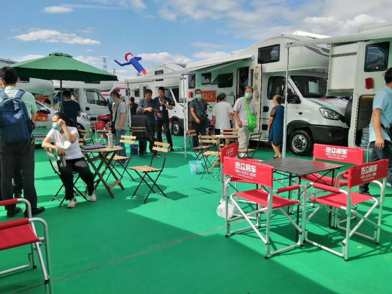這個(gè)展會真的太熱鬧了，這么多人定房車