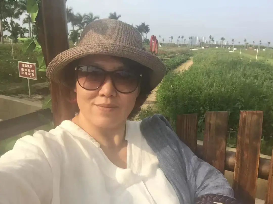 58歲的她，自駕房車旅居，一人兩犬，活成了自己喜歡的樣子