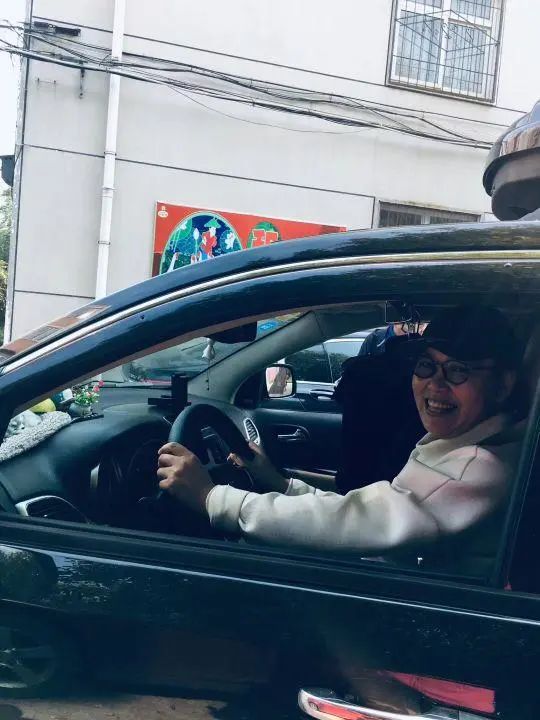 58歲的她，自駕房車旅居，一人兩犬，活成了自己喜歡的樣子