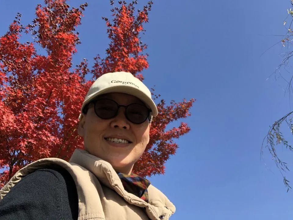 58歲的她，自駕房車旅居，一人兩犬，活成了自己喜歡的樣子