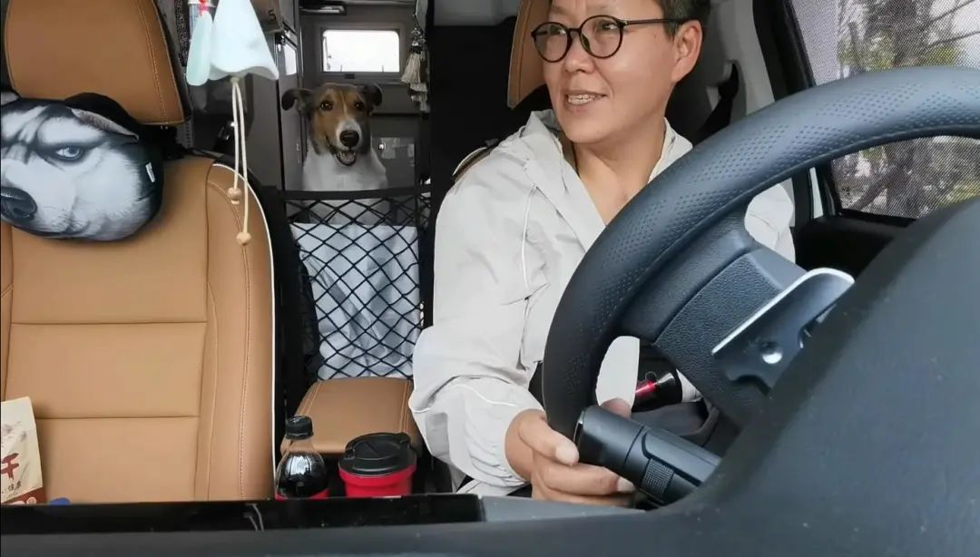 58歲的她，自駕房車旅居，一人兩犬，活成了自己喜歡的樣子