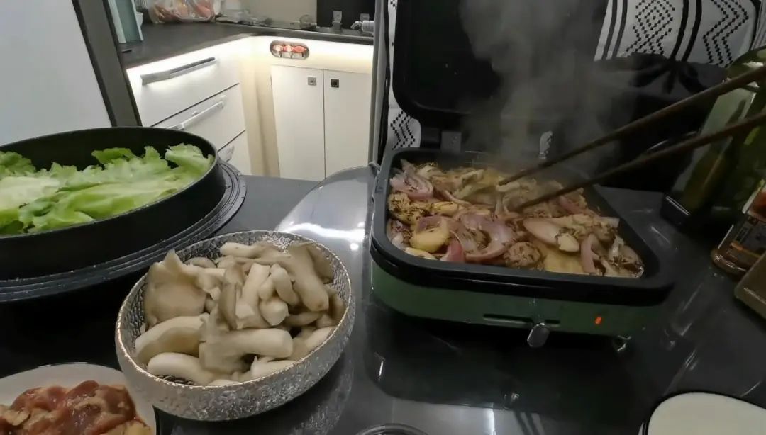 58歲的她，自駕房車旅居，一人兩犬，活成了自己喜歡的樣子
