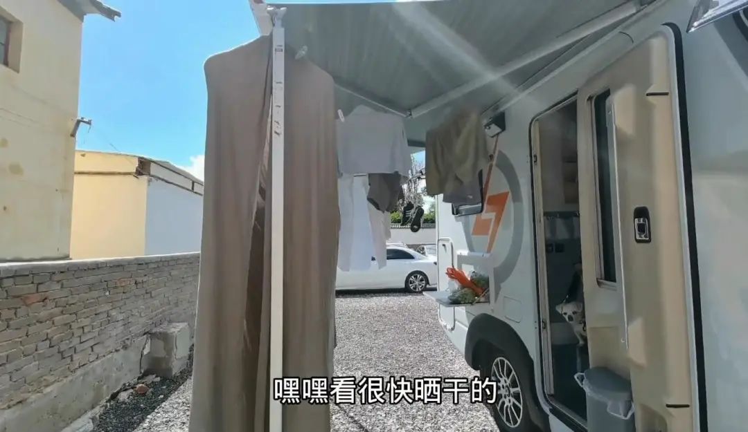 58歲的她，自駕房車旅居，一人兩犬，活成了自己喜歡的樣子